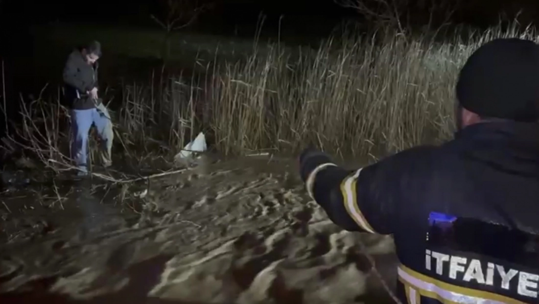 Adıyaman'da sele yakalanan araç suya gömüldü