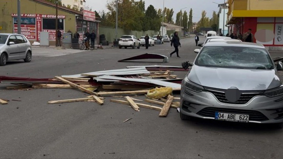 Ağrı’da şiddetli rüzgar çatıları uçurdu
