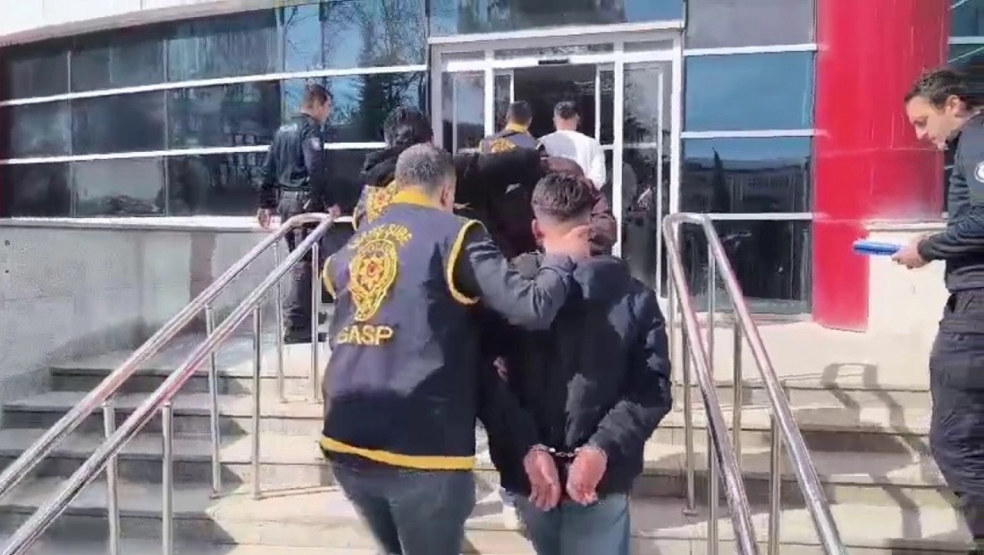 Bir kişinin ağır yaralandığı bıçaklı saldırıda 3 şahıs gözaltına alındı