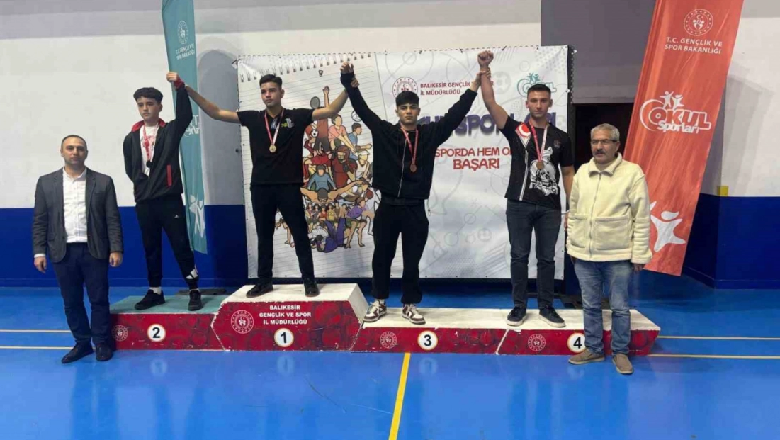 Burhaniyeli genç boksörler Balıkesir'de 8 ödül aldı