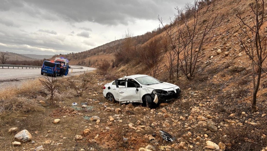 Devrilen otomobilin sürücüsü yaralandı