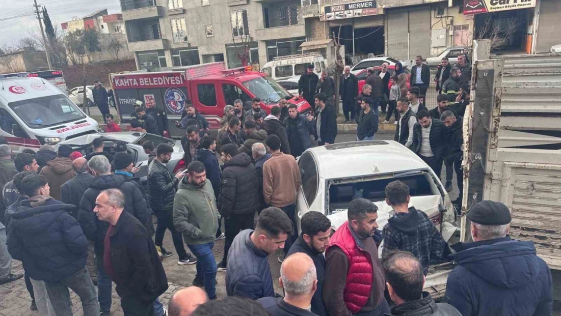 Otomobil park halindeki araçlara çarptı: 1'i ağır 3 yaralı