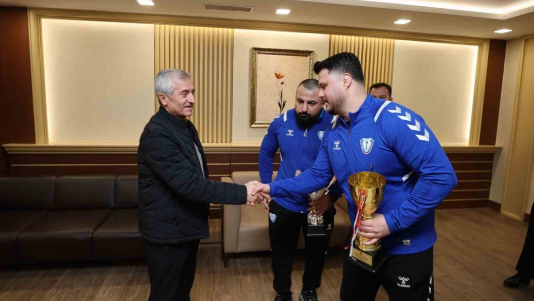 Şahinbey'in şampiyon güreşçilerinden büyük başarı