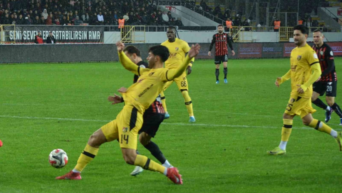 Çorum FK evinde yıkıldı: İstanbulspor deplasmanda 3-2 kazandı
