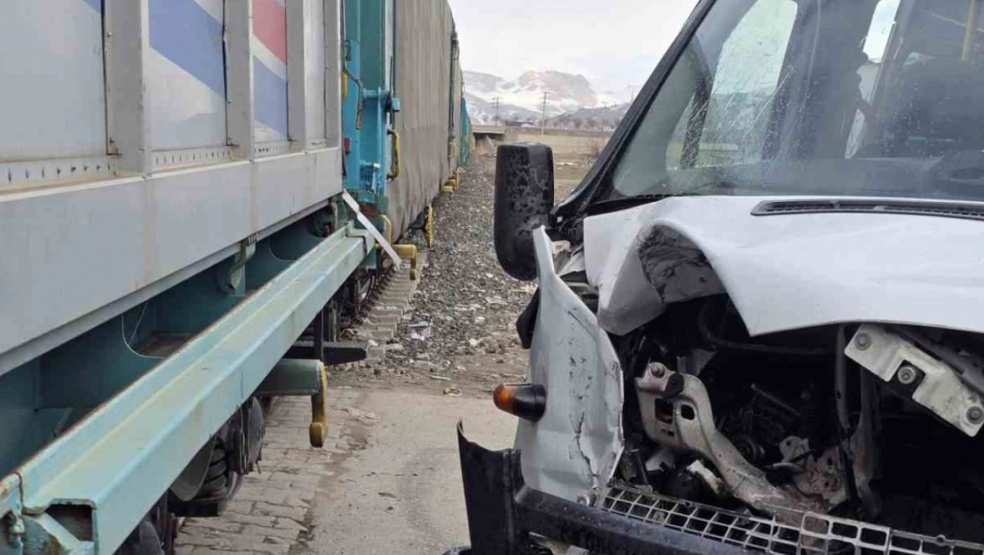 Van'da faciadan dönüldü: Tren ile okul servisi çarpıştı