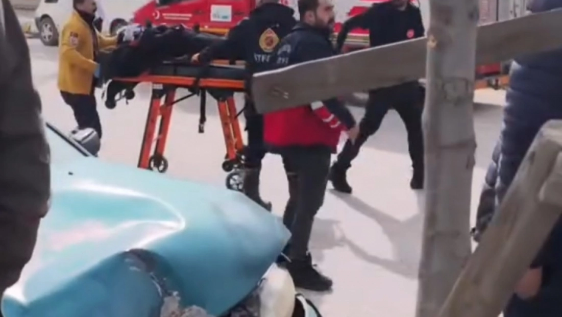 Van'da iki otomobil çarpıştı: 5 yaralı