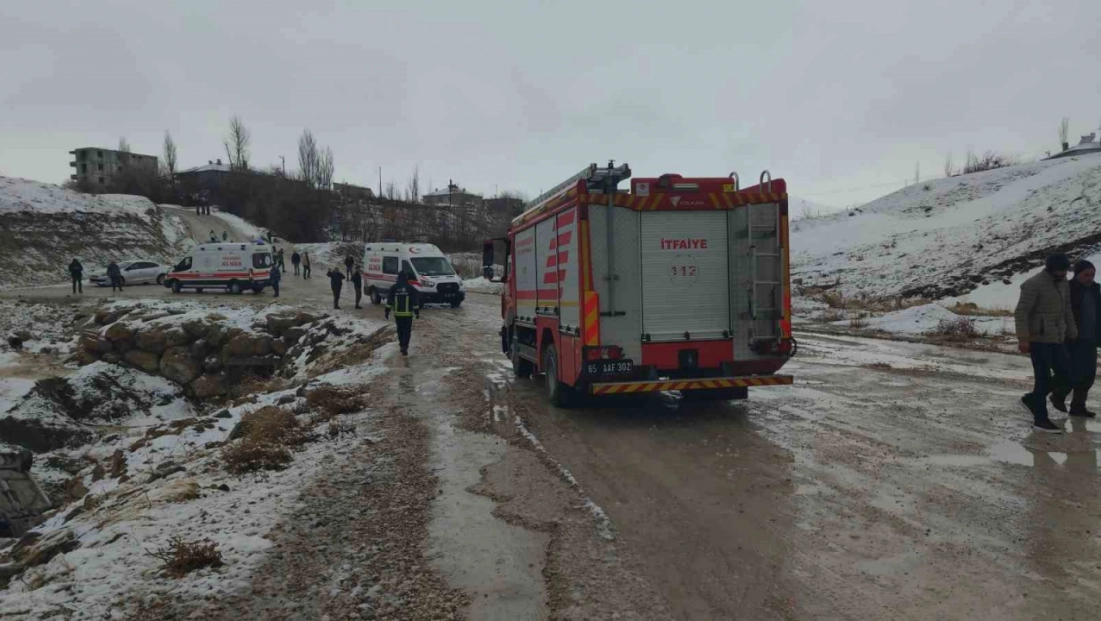 Van'da otomobil dereye uçtu: 3 yaralı