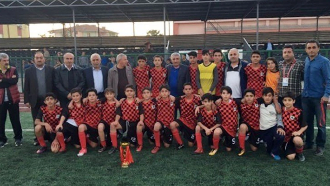 U14'ün şampiyonu Anadolu Selçukluspor kupasını aldı