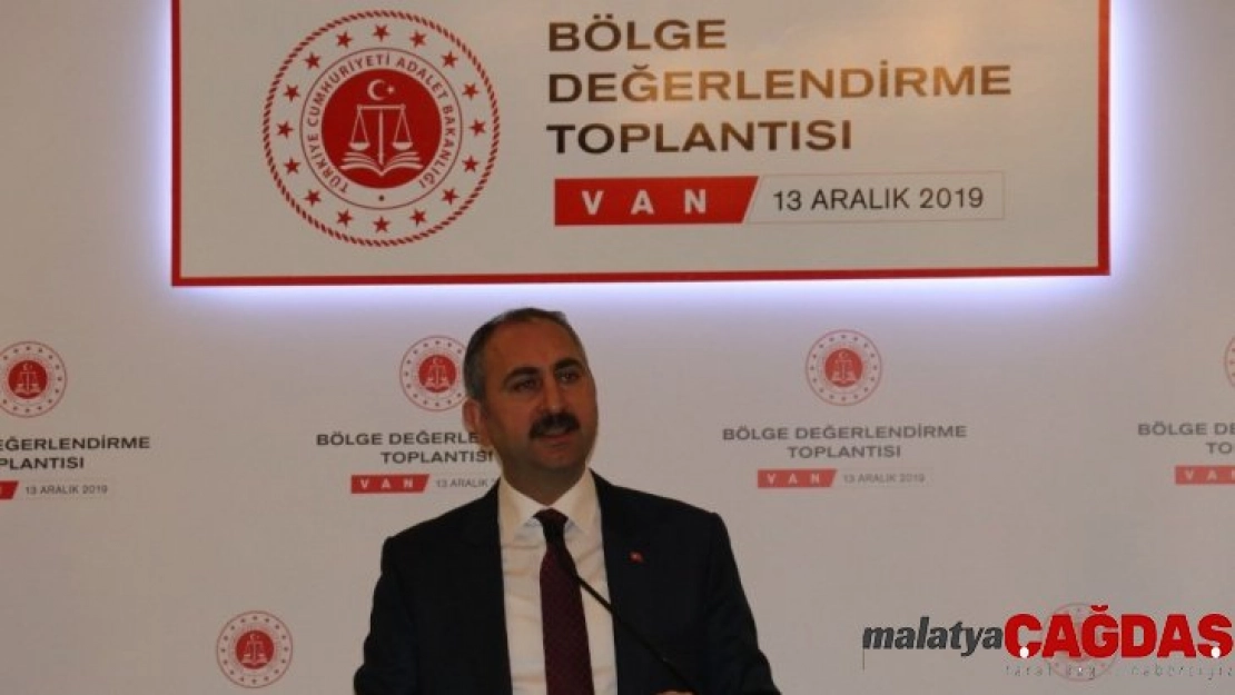 Adalet Bakanı Gül: 'Hakim görünümlü militanların ayaklar altına alma girişiminde bulunduğu hukuku en üstte tutma kararlılığındayız'