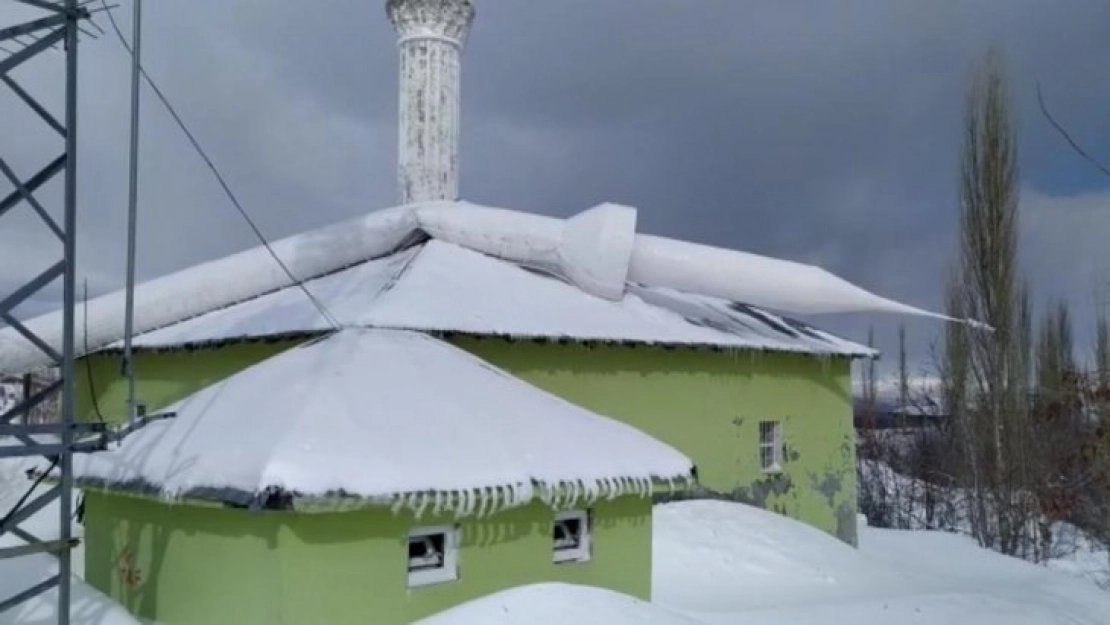 Adıyaman'da fırtına minareyi devirdi
