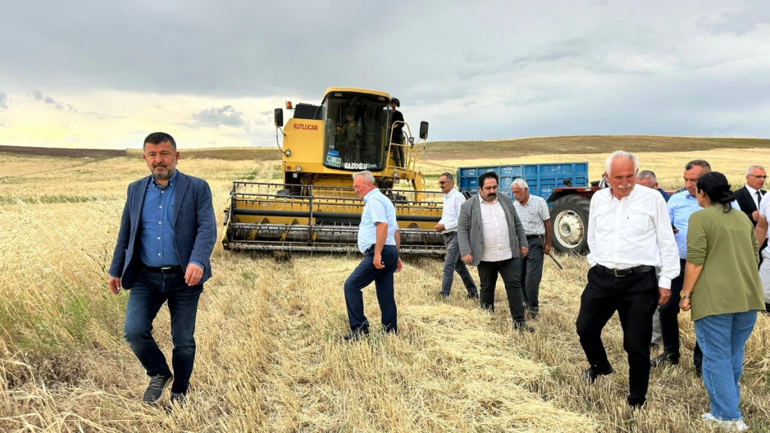Ağbaba Malatya'da arpa ve buğday üreticisi çiftçileri ziyaret etti. 