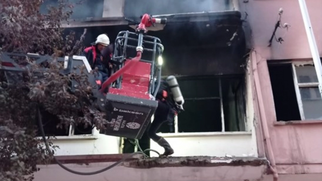 Ağır hasarlı binada çıkan yangın söndürüldü