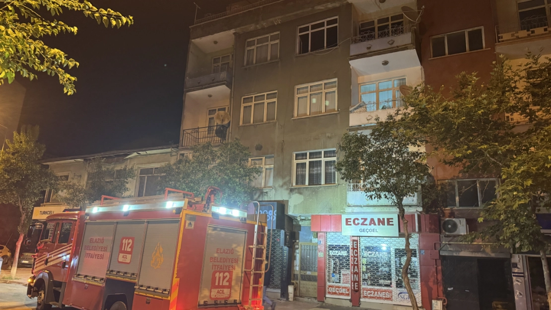 Apartmanda çıkan yangında 2 kişi dumandan etkilendi