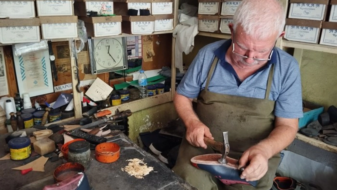 Arapgir'in 55 yıllık ustası: Tahta çivili ayakkabı geleneğini yaşatıyor