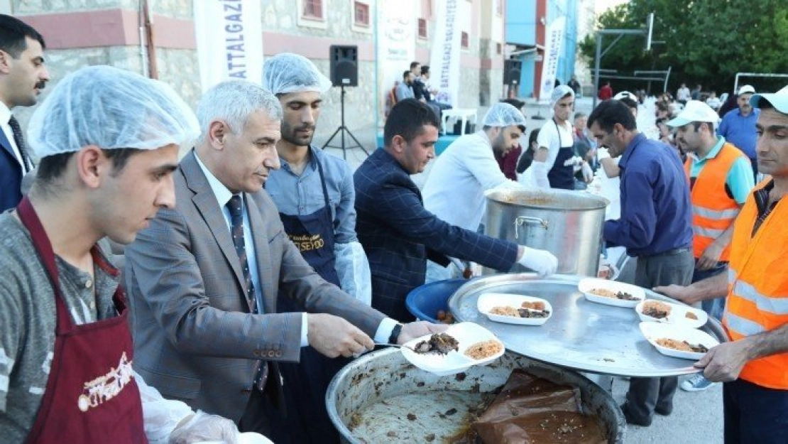 Başkan Güder iftarını vatandaşlarla birlikte açtı