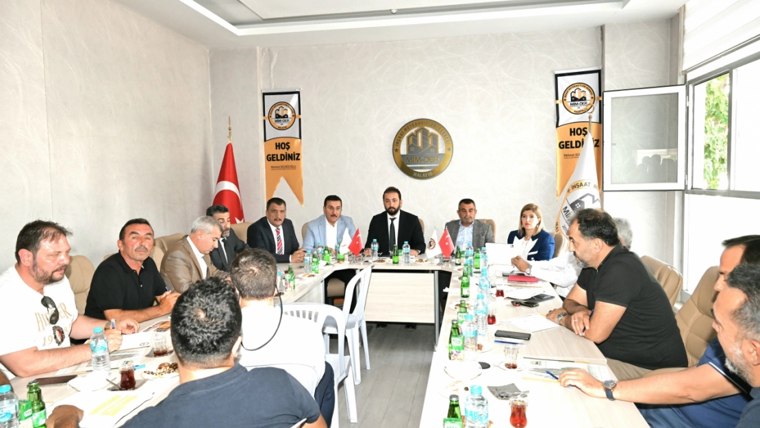 Başkan Gürkan, MİMDER Yönetim Kurulu üyeleri ve müteahhitler ile bir araya geldi