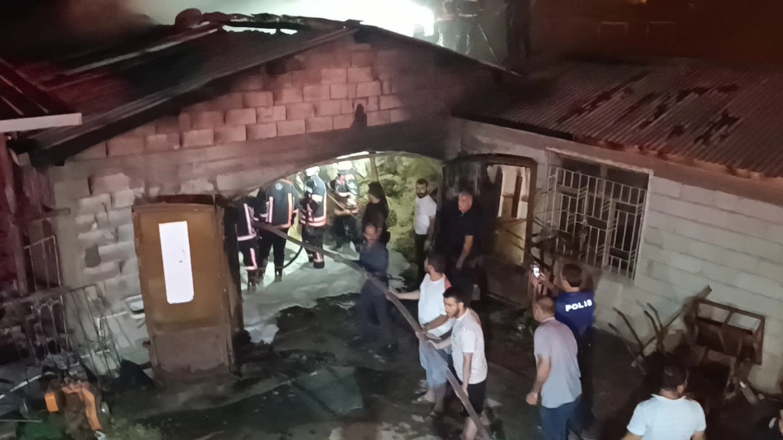 Battalgazi'de Ahır ve Samanlık Yangını