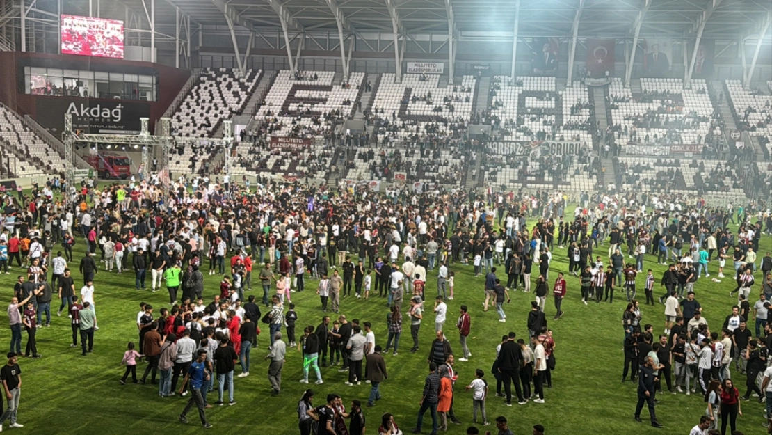 Çimentaş Elazığspor'un TFF 3. Lig'deki şampiyonluğu coşkuyla kutlandı