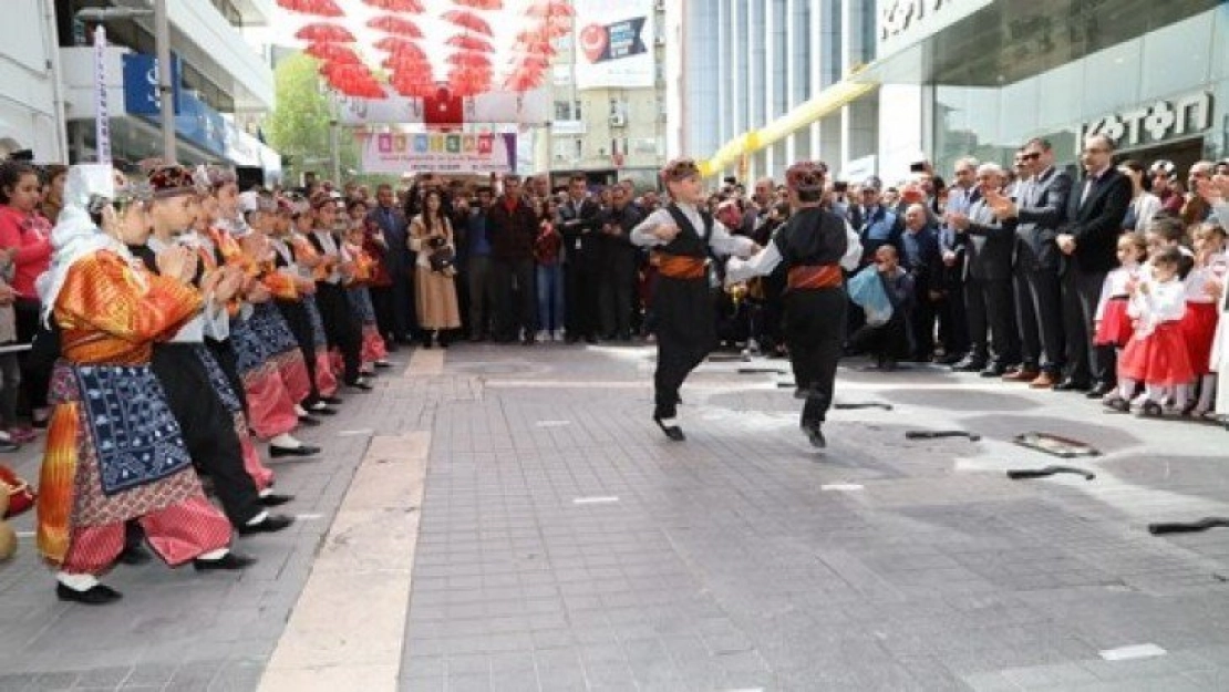 Çocuklar Şemsiye sokakta bayramlarını coşku ile kutladı