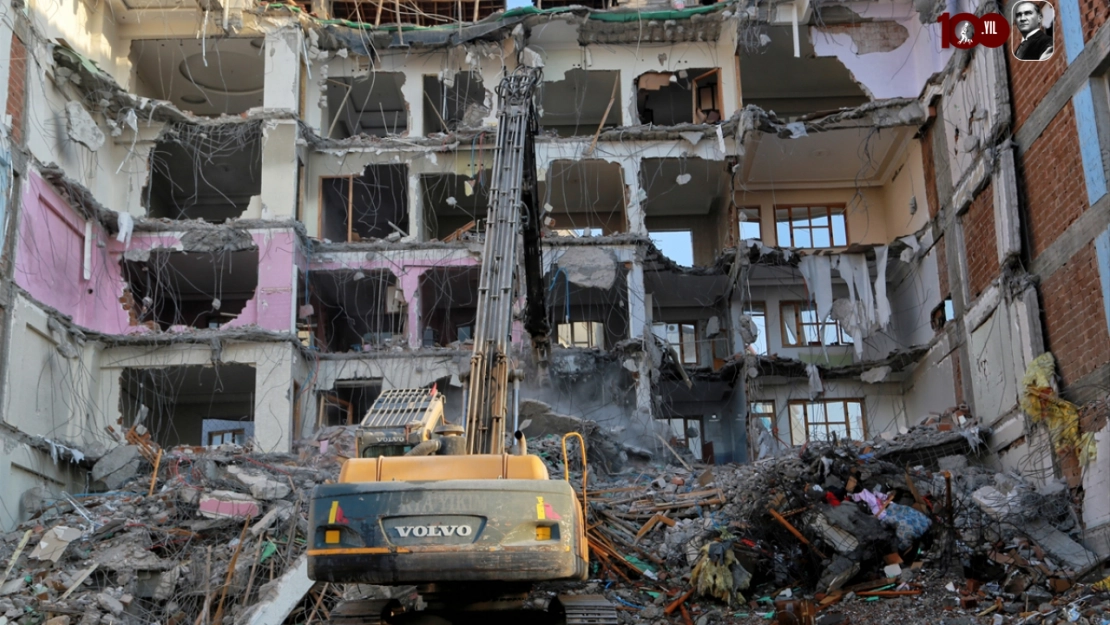 Depremde ağır hasar alan binaların yıkımı sürüyor