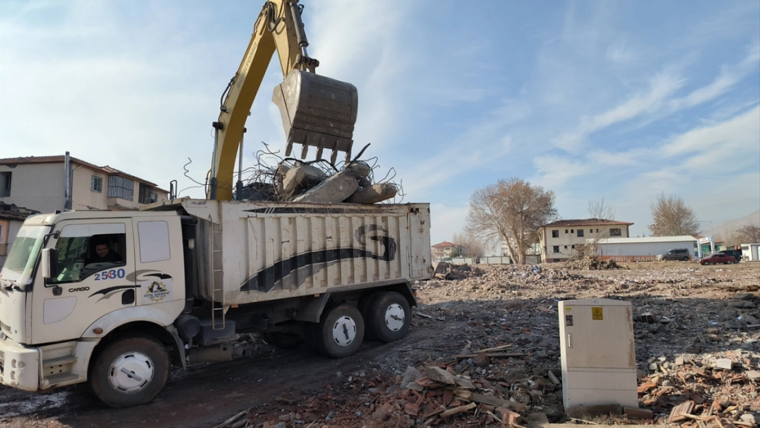 Doğanşehir'de yıkım ve enkaz işlemleri yüzde 85'e ulaştı