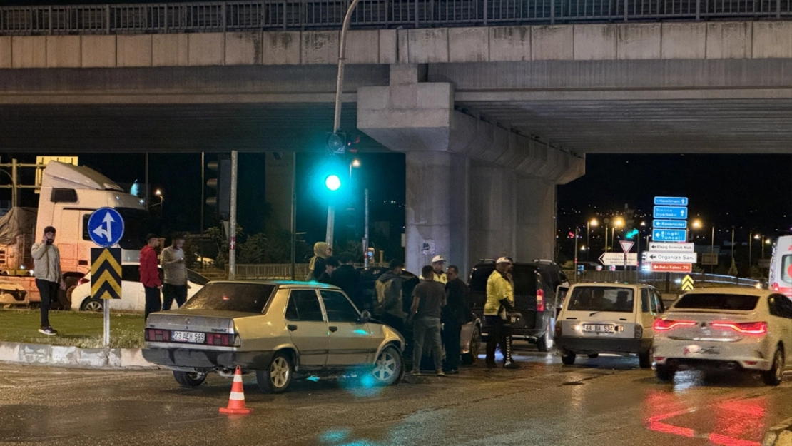 Elazığ'da zincirleme trafik kazasında 3 kişi yaralandı