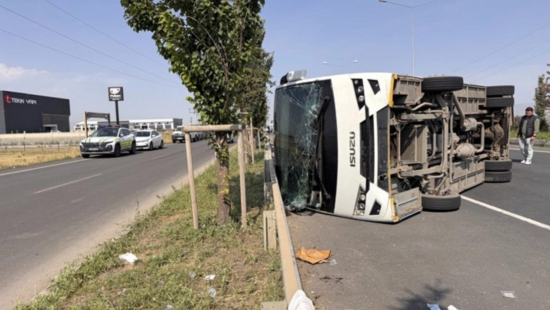 Erzurum'da Askeri Personel Taşıyan Midibüs Devrildi: 13 Yaralı
