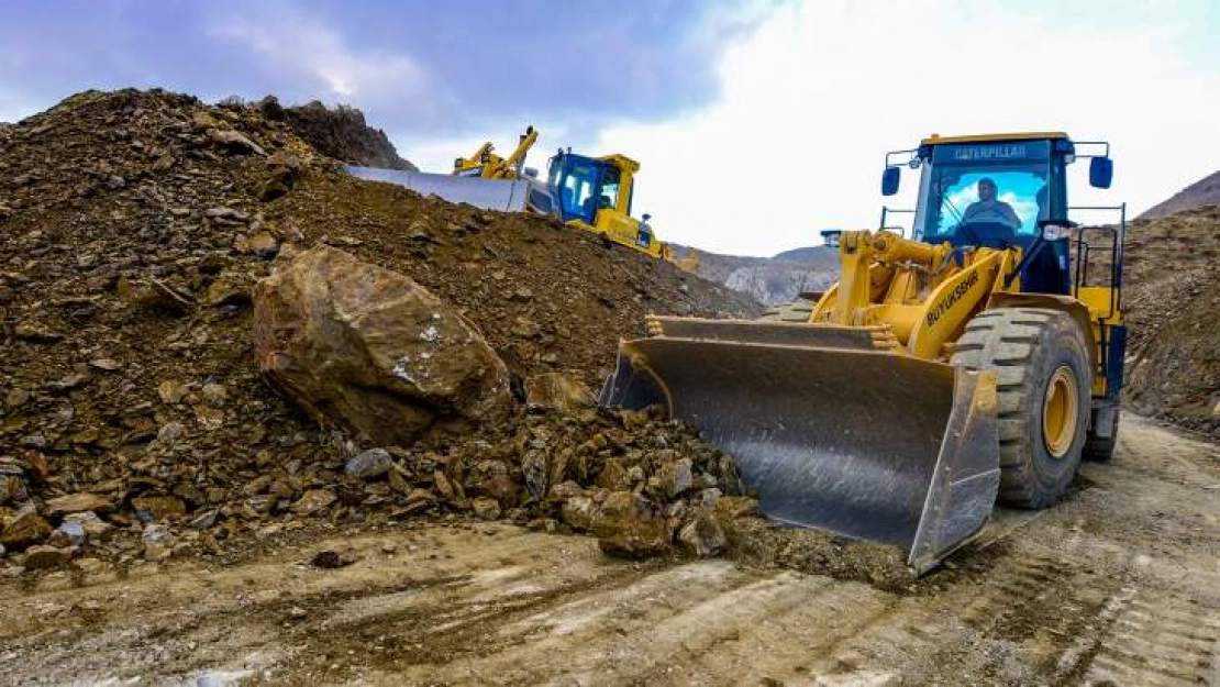 Büyükşehir Pütürge'de 5 Mahallenin Ulaşım Sorununu Çözdü