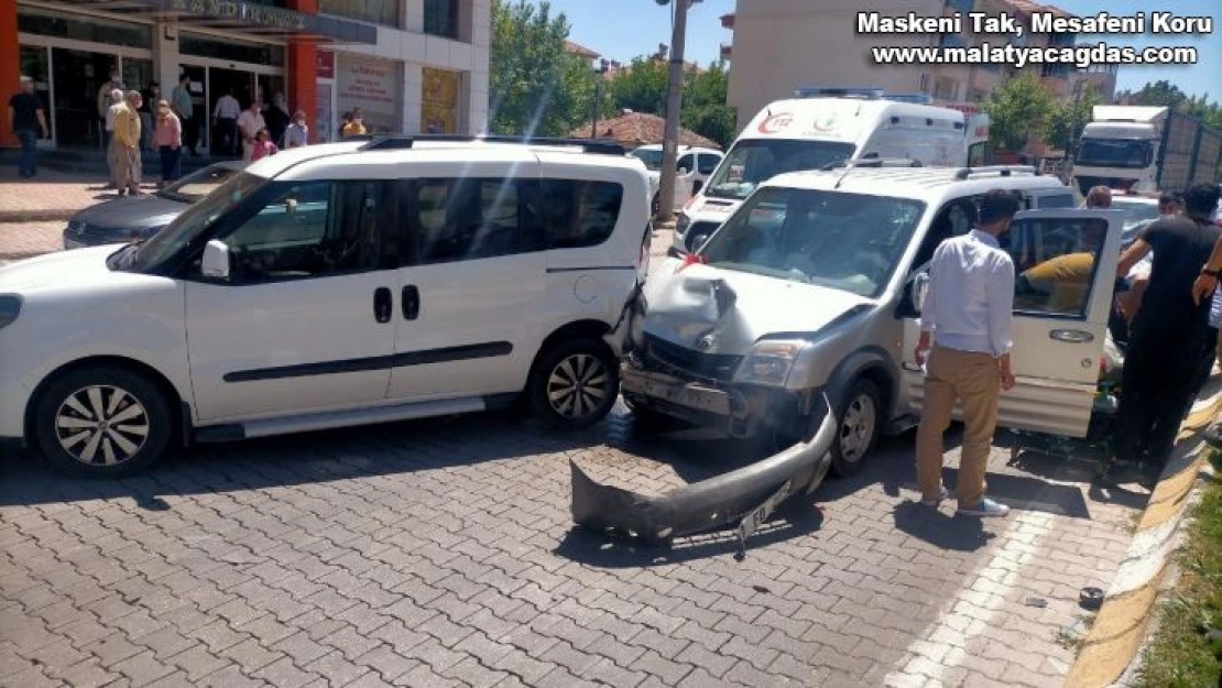 Hafif ticari araçlar çarpıştı: 2 Yaralı