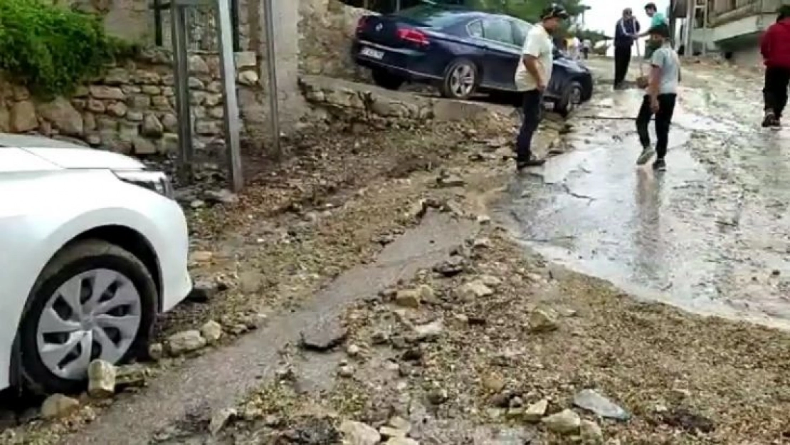 Hatay'da Yollar Çöktü, Araçlar Çukura Düştü