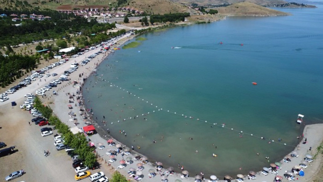 Hazar Gölü sahillerini canlandırdı