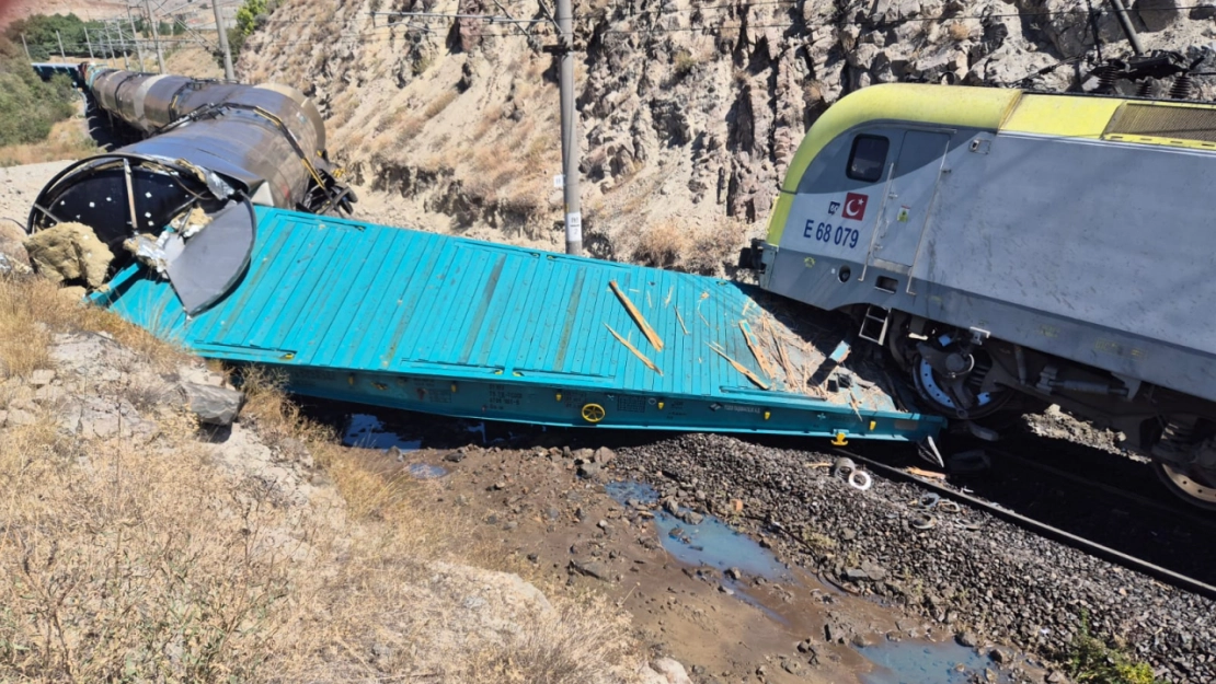 İki Tren Çarpıştı, 1 Kişi Yaralandı: Hekimhan'da Korkutan Kaza