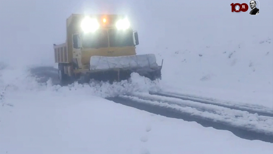 Kar ve tipi nedeniyle yolda kalan araçlar kurtarıldı