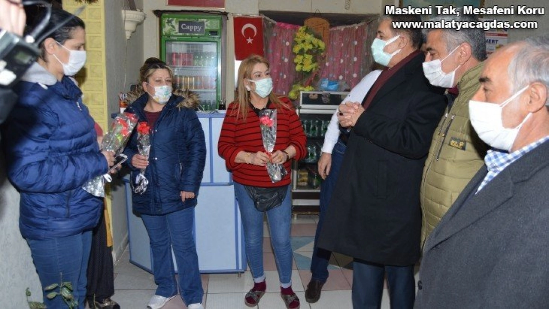 Keskin, Dünya Kadınlar Günü, Kadın Esnaflara da Karanfil Hediye Etti