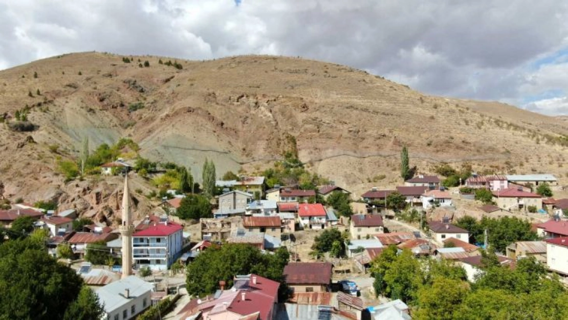 Köyü tehdit eden kayalardan çelik set koruyor