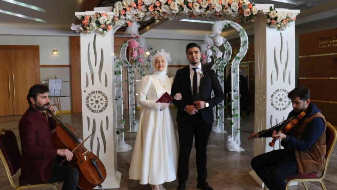 20 çift evlenmek için 14 Şubat'ı seçti