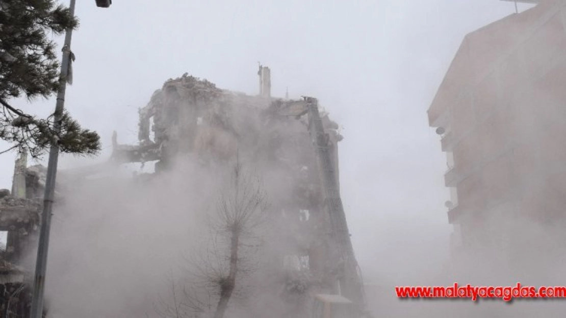 Boşaltılan binalar da yıkılıyor