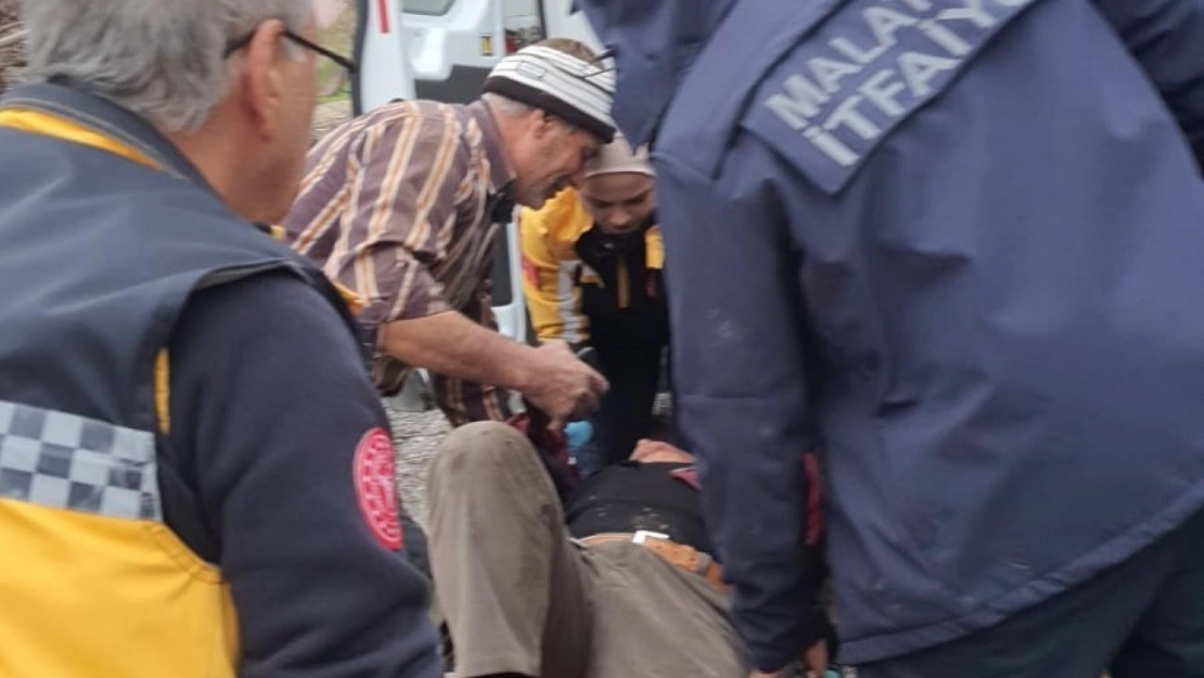 Malatya'da devrilen traktörün sürücüsü yaralandı