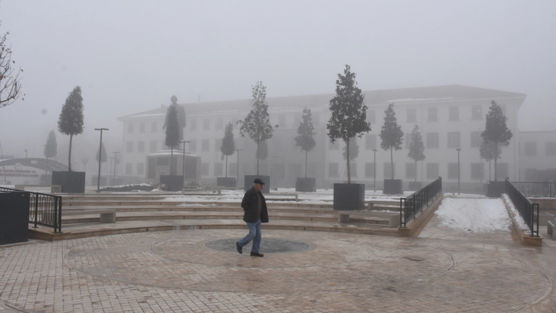 Malatya'da etkili sis trafiği yavaşlattı