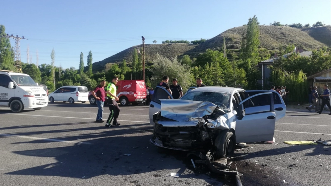Otomobille hafif ticari aracın çarpıştığı kazada 1 kişi öldü
