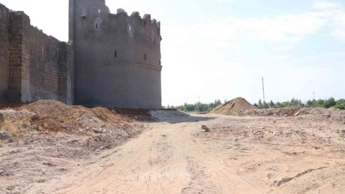 Tarihi surların ihtişamını ortaya çıkaracak çalışmalar sürüyor