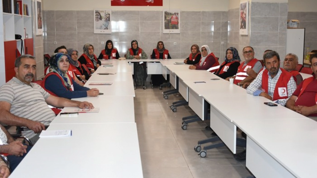 Türk Kızılay Malatya'da depremzede çiftçilere çilek bahçesi kuracak
