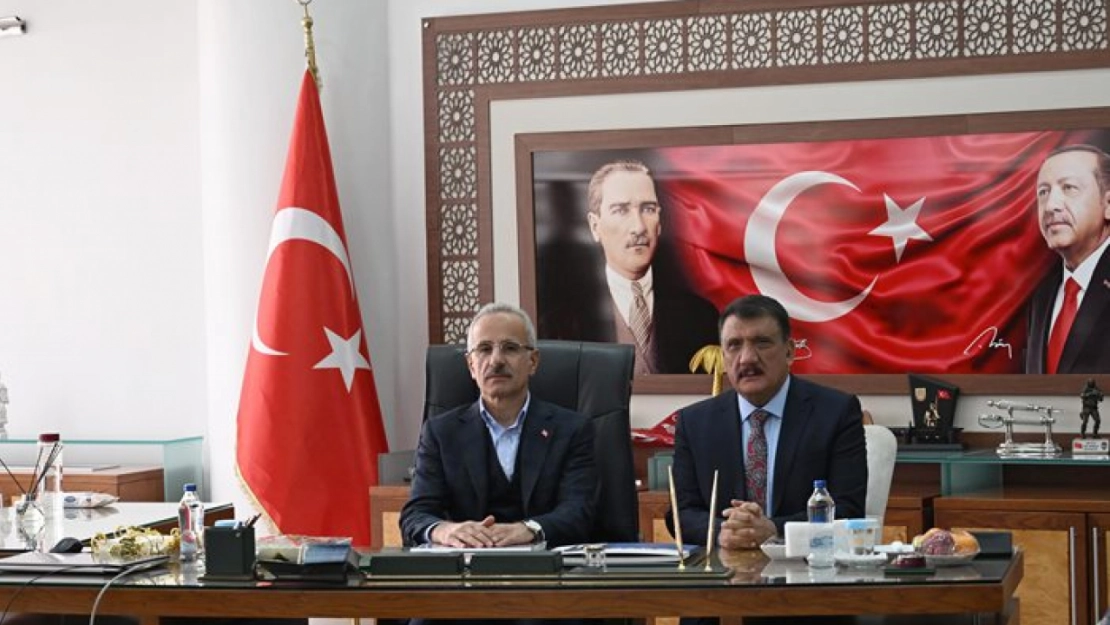 Ulaştırma ve Altyapı Bakanı Abdulkadir Uraloğlu Büyükşehir Belediyesini Ziyaret Etti 