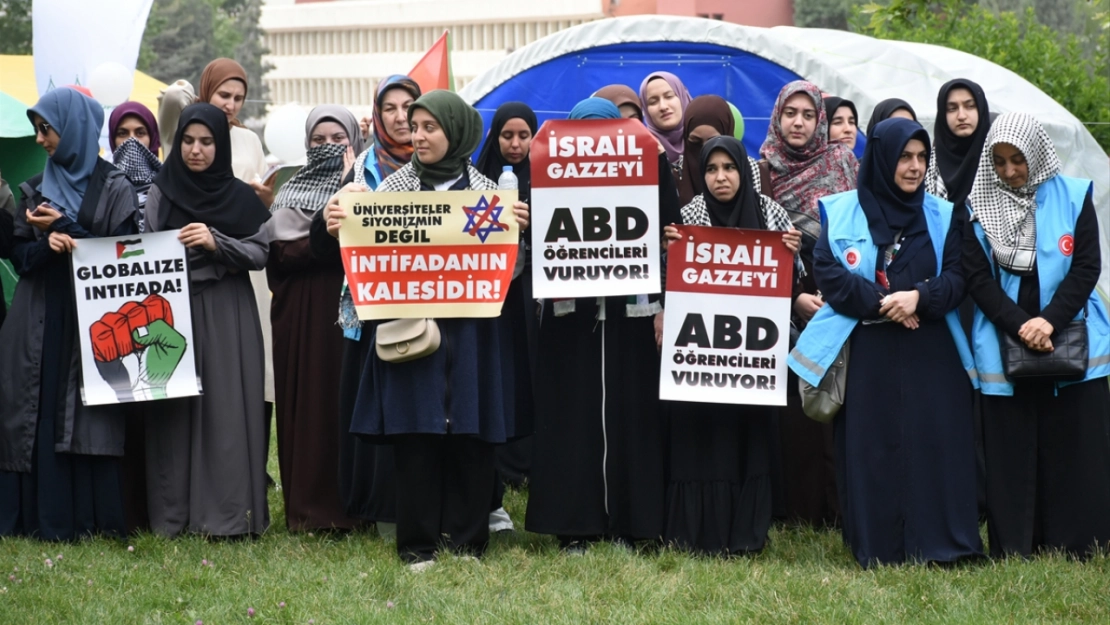 Üniversite öğrencileri İsrail'in Gazze'ye saldırılarını protesto etti