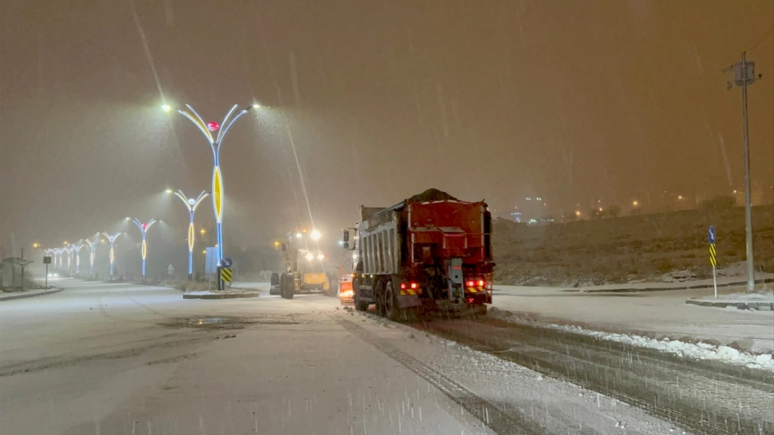 Van'da 138 yerleşim biriminin yolu kardan kapandı