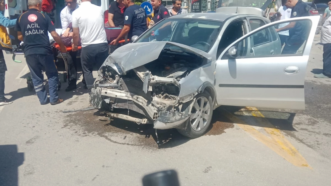 Yeşilyurt'ta İki Otomobil Çarpıştı: 4 Kişi Yaralandı
