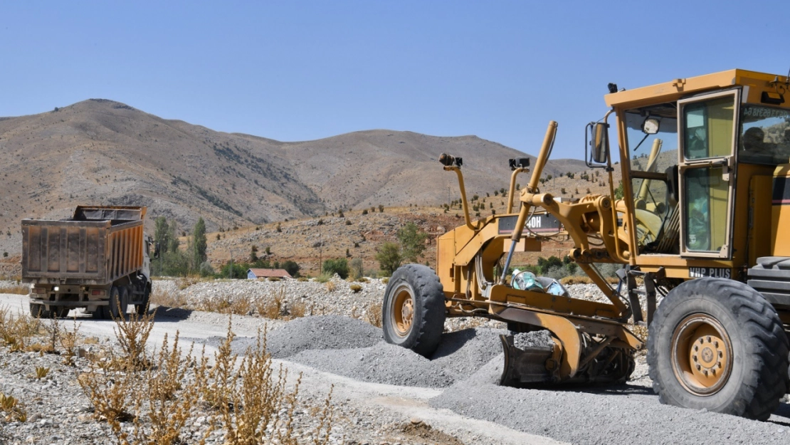 Yeşilyurt'ta Kırsal Kalkınma İçin Yol Yatırımları Hızlandı