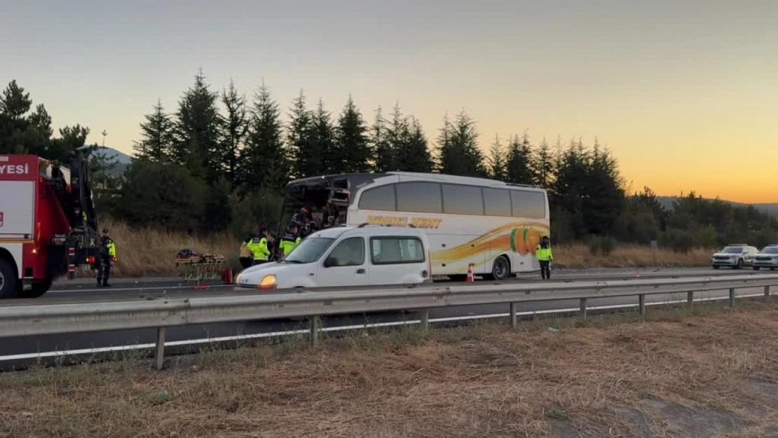 Yolcu Otobüsü Kamyona Çarptı: 1 Ölü, 10 Yaralı
