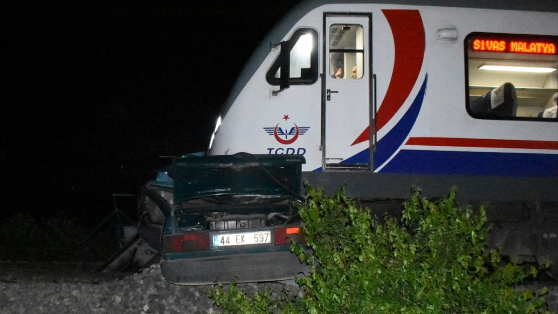 Yolcu treninin çarptığı otomobilin sürücüsü öldü