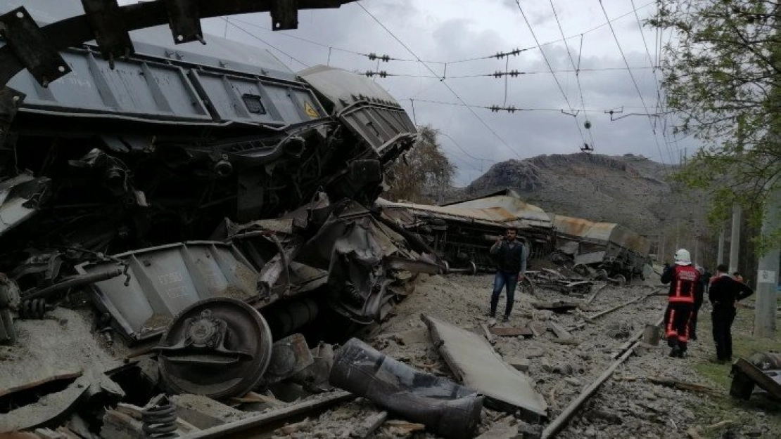 Yük treni devrildi 2 yaralı